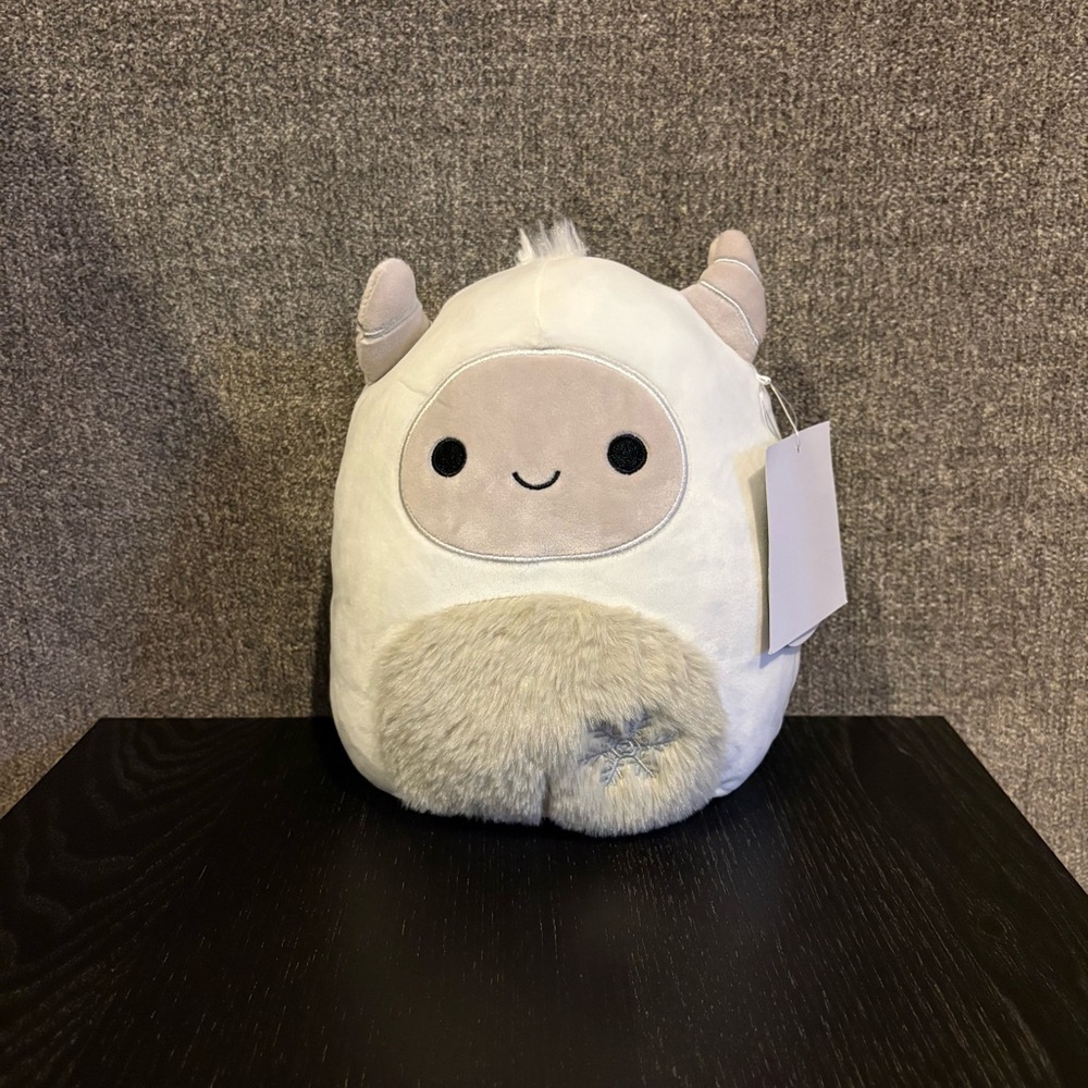 Amleth yeti Squishmallow